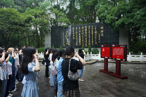 信科学院学生第四党支部书记彭微薇带领全体党员重温入党誓词 欧阳文弢摄.jpg