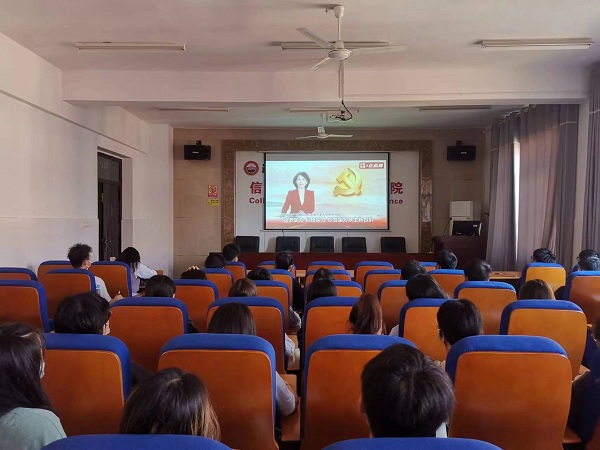 信科学院学生党员分会场收看现场 彭微薇 摄.jpg