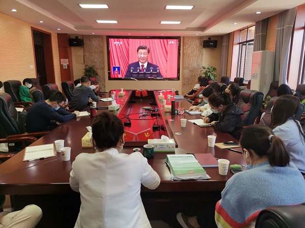 信科学院教师党员分会场观看现场 喻诚 摄.jpg